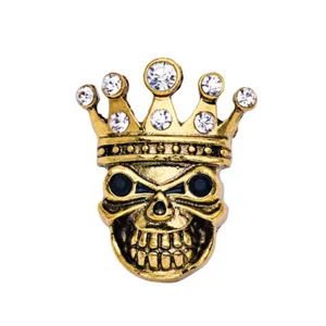 Retro Gold Totenkopf Brosche mit funkelnden Strasssteinen und Krone für Halloween und Punk Mode.
