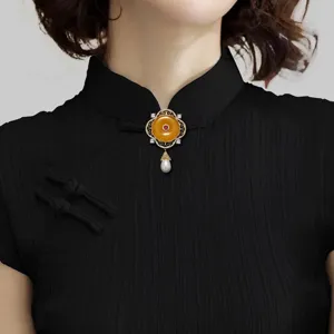 Broche Qipao de style cour vintage avec boucle de sécurité perle et pendentif floral creux.