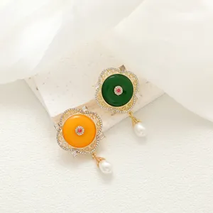 Vue rapprochée de broche style cour vintage avec boucle de sécurité, strass et perle.