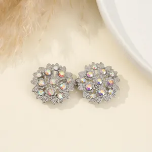 Fibbia doppia con strass floreali argentati per cappotto di pelliccia, dettaglio.