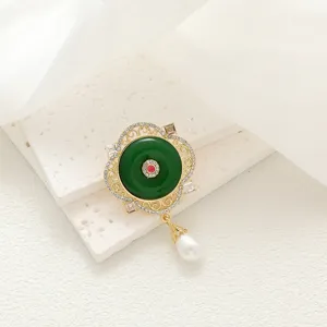 Broche exquise de style cour vintage avec jade vert, strass et pendentif perle goutte.