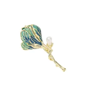 Prachtige geëmailleerde bloemenbroche met blauwgroene tinten en een fijn parelaccent.