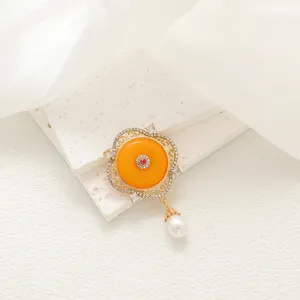 Élégante broche style cour avec anneau orange, strass et pendentif perle pour robe.