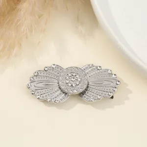 Vista dettagliata della fibbia per cappotto in pelliccia con strass, chiusura elegante.