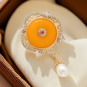 Broche de style cour vintage avec boucle de sécurité, goutte de perle et motifs de fleurs creuses.