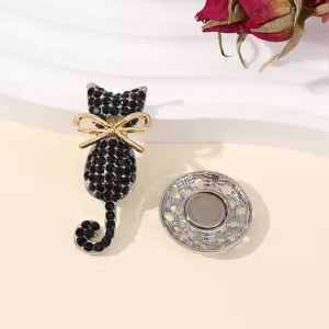 Strass zwarte kat magnetische broches met strik ontwerp, detailweergave metalen textuur.
