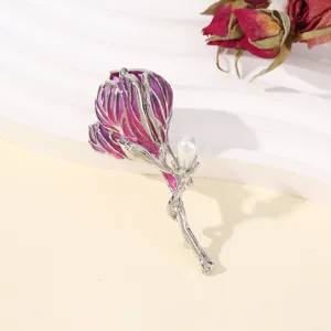 Exquisite bloem broche met paarse emaille en perlaccent elegant metalen accessoire voor dames