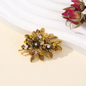 Vintage goudkleurige strass blad magneet broche, elegant sjaal accessoire en mooie decor.
