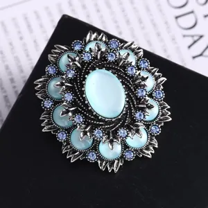 Nahaufnahme der Vintage Barock blauen Katzenauge Brosche mit funkelnden blauen Strasssteinen.