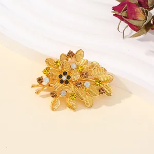 Gouden bloem broche met kleurrijke strass steentjes magnetische kleding accessoire sjaal