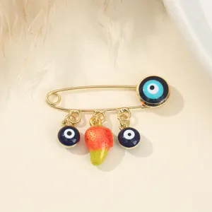 Broche pendentif mauvais oeil ton or avec charme de fraise et perles yeux bleus mode.