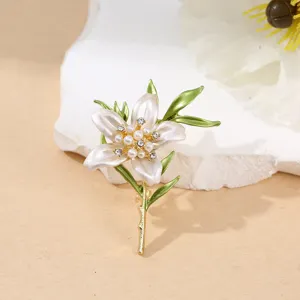 Detailansicht der eleganten floralen Brosche verziert mit Perlen und funkelndem Strass.
