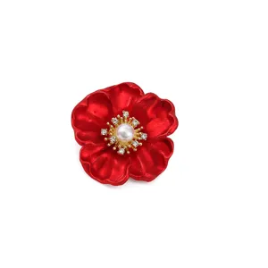 Elegante rote Pfingstrose Brosche mit Perle und glitzernden Kristallen für Damenmode.