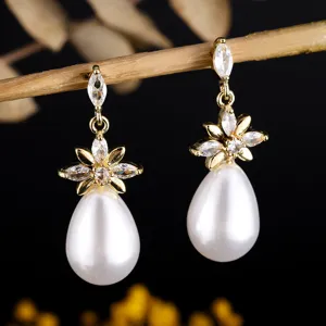 Elegante vergulde koperen hangende oorbellen met stralende zirkonia bloemen en parels.