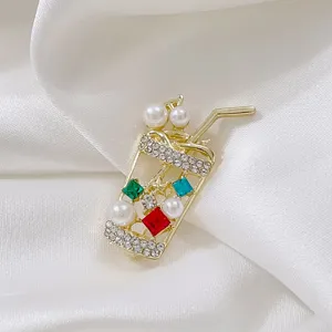 Spilla a tazza di tè al latte carina in lega dorata con perle, strass e cristalli colorati.
