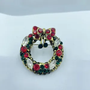 Detailaufnahme Vintage Weihnachtskranz Brosche, antikgold mit roten grünen Strasssteinen.