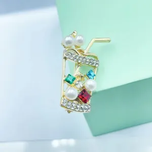 Spilla Creativa a Forma di Tazza di Tè al Latte in Lega Placcata Oro Con Strass Cristalli Colorati Decorazione in Perle Artificiale Vestiti Eleganti Spille Anti Esposizione Gioielli da Donna