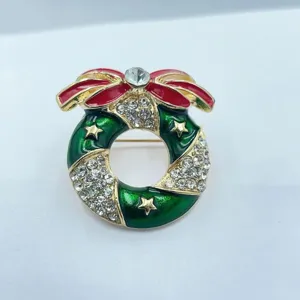 Nahaufnahme Detail der funkelnden Strasssteine und Emaillierter Weihnachts-Kranz Brosche.