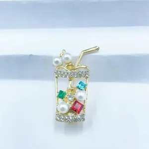 Spilla a tazza da tè bubble dorata con perle e cristalli colorati per la moda femminile.