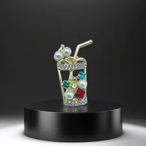 Spilla a forma di tazza di tè boba dorata decorata con perle, strass e cristalli colorati chic.