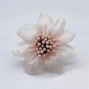 Broche fleur en fil de soie, épingle en tissu élégante pour femmes, délicat décor floral.