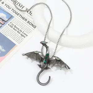 Vintage Drachen Anhanger Halskette mit grunen Kristallen fur Hip Hop Mode Detailansicht