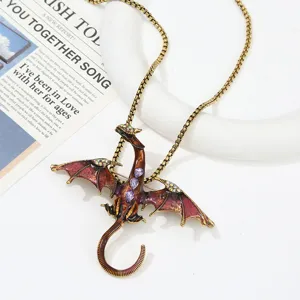 Detaillierte Nahaufnahme einer Vintage Emaille Drachen Anhänger Kette mit Kristallsteinen.