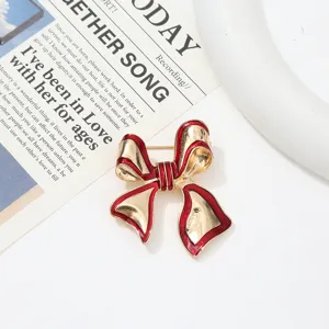 Squisita spilla con fiocco rosso e oro, elegante spilla in metallo smaltato per outfit chic.