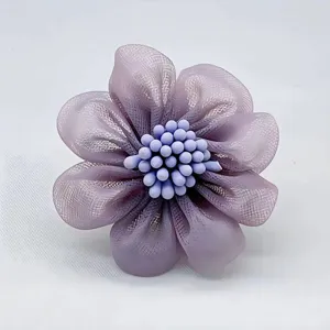 Exquise broche fleur en organza violet pour femme, détail d'épingle en tissu élégant.