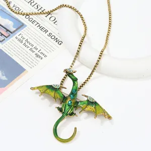 Vintage gruen emaillierter Drachen Anhaenger Halskette mit Straessteinen Antik Kette.