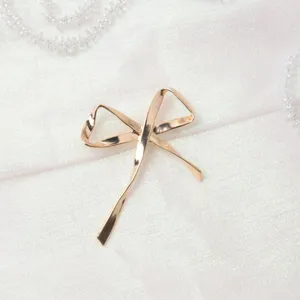 Spilla con fiocco in metallo dorato minimalista elegante accessorio moda abbigliamento