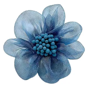 Élégante broche fleur en tissu bleu pour femme, accessoire élégant pour un usage quotidien.