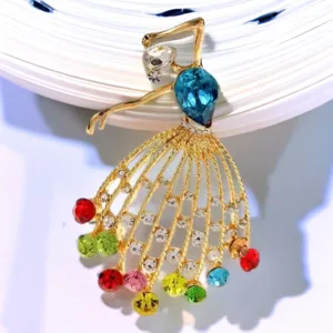 Dettaglio spilla in cristallo ballerina francese con strass scintillanti e gocce di pietre colorate.