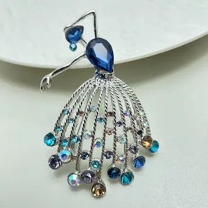 Primo piano della spilla elegante ballerina di cristallo con strass brillanti argento.