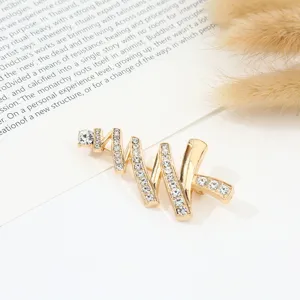 Gouden strass broche, stijlvol decoratief legering accessoire voor kleding en hoeden.