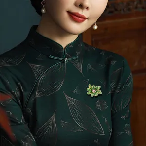 Exquise broche fleur de lotus style chinois, élégant accessoire de vêtement émaillé vert femme.