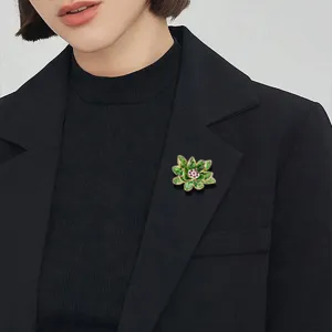 Élégante broche fleur de lotus avec pétales émaillés verts pour la mode féminine.