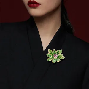 Élégante broche fleur de lotus pour femme, style chinois en émail vert pour vêtements.