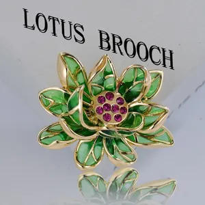 Broche fleur de lotus émail vert vue rapprochée détaillée avec bord doré et centre strass