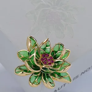 Élégante broche fleur de lotus en émail vert avec strass roses scintillants.