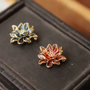 Vue detaillee de la magnifique broche en forme de lotus emaille pour les vetements.