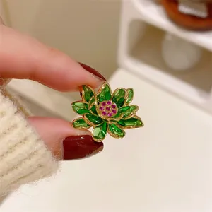 Exquise broche fleur de lotus verte, accessoire de vêtement élégant bordé d'or pour vous.