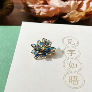 Broche fleur de lotus en émail bleu, élégante épingle en métal pour décoration de vêtement.