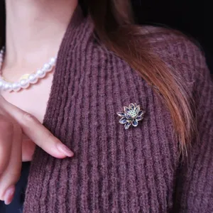 Exquise broche fleur de lotus émail épingle en métal élégant accessoire de vêtement