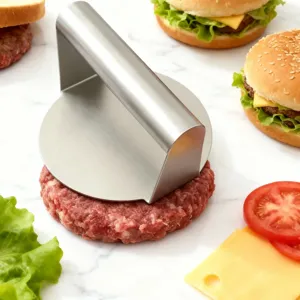 Vista di dettaglio della pressa per hamburger in acciaio inox, robusto utensile da cucina.
