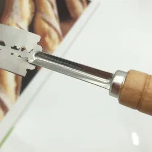 Edelstahl Brotschneider mit Holzgriff zum perfekten Backen von Baguettes und Teigschneiden.