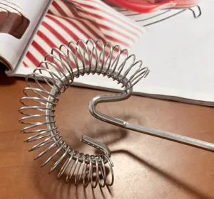 Frusta a molla in acciaio inossidabile per cottura, sbattitore manuale di uova e crema vista dettagliata.