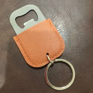 Detailopname van roestvrijstalen flesopener sleutelhanger met oranje PU lederen hoes.