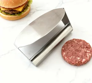 Dettaglio pressa per hamburger in acciaio inossidabile, robusto utensile da cucina per patty.