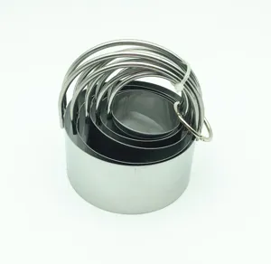 Détail des cercles à pâtisserie en inox montrant les moules ronds et l'anneau de fixation.
